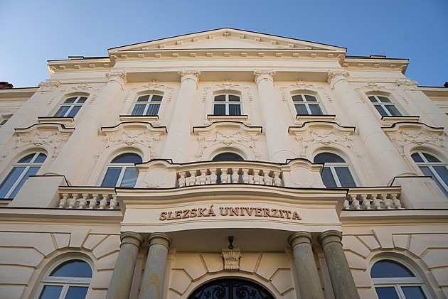 Slezská univerzita v Opavě, budova na Bezručově náměstí