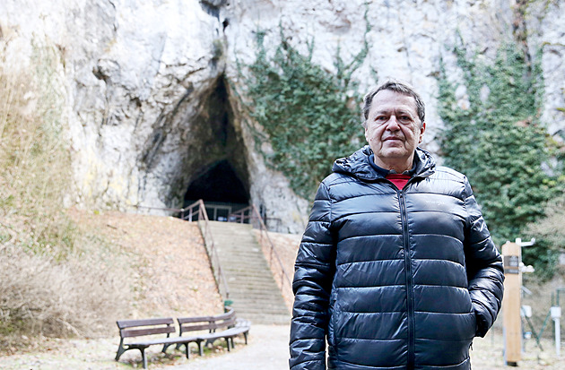 Pětašedesátiletý Jiří Hebelka už dva roky přesluhuje. Do jeskyní bude brzy...