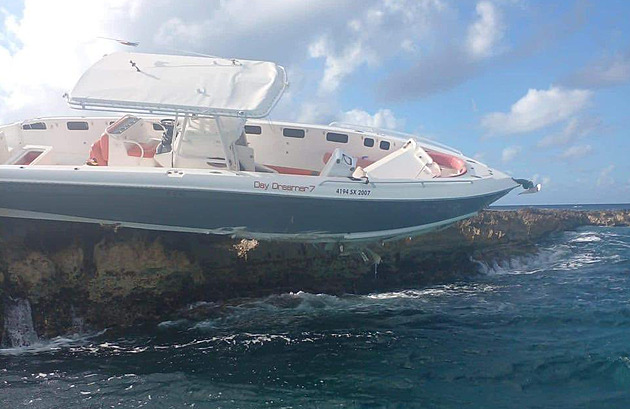 Češi narazili v Karibiku jachtou do útesu. Jeden zemřel, druhý je těžce zraněný