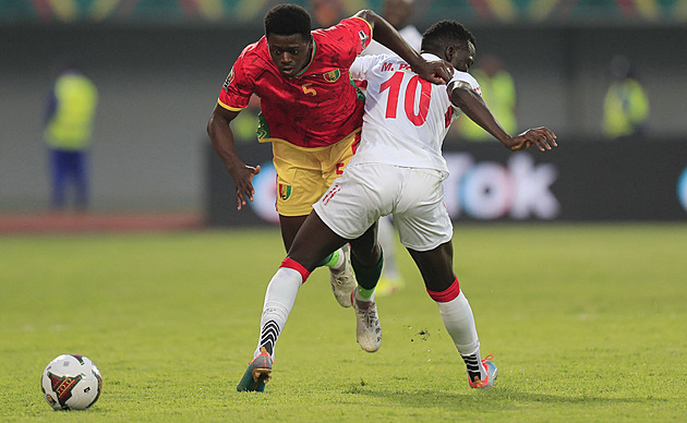 Gambie a Kamerun jsou ve čtvrtfinále mistrovství Afriky, Komorám chytal bek