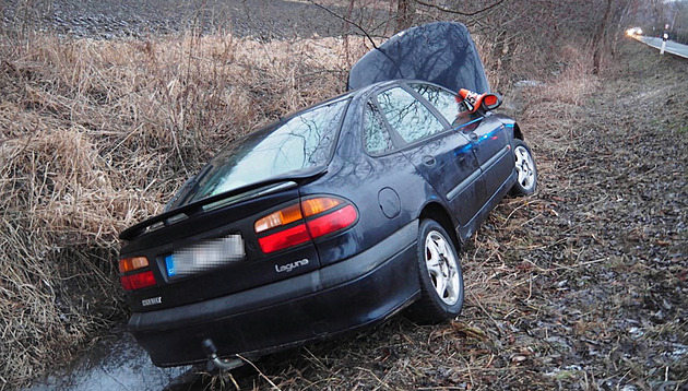 Namol opilý řidič přehlédl při předjíždění náklaďák, auto strhl do potoka