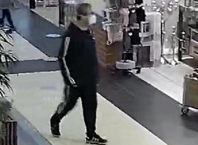 Muž v nákupním centru vyndal penis před nezletilou, hledá ho policie