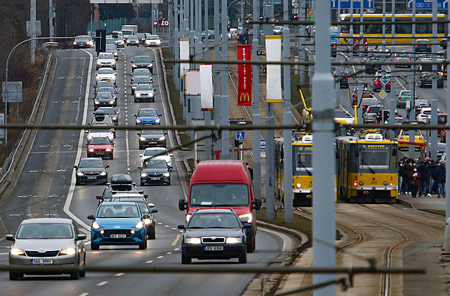 Plzeň zavádí nové slevy na jízdném, senioři se svezou zdarma už od 65 let