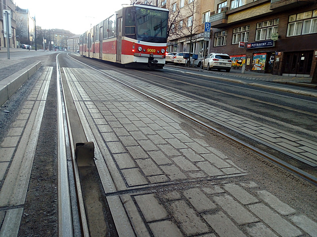 <p>Ač byla v loňském roce ukončena generální rekonstrukce tramvajové tratě Nusle-Pankrác, tak již několikrát vypadla tlumící guma v zastávce Palouček. Patrně zmetek.</p>