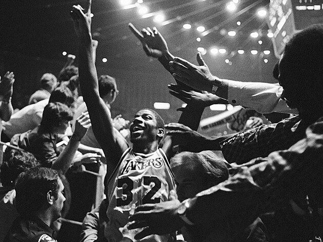 Magic Johnson se raduje s fanouky Los Angeles Lakers, 8. ervna 1982 se slav...