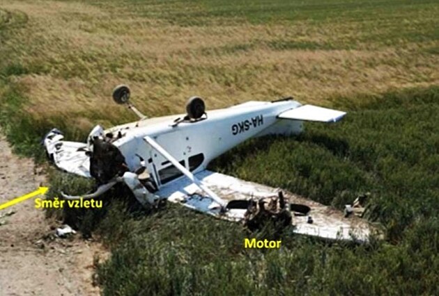 Pevrácená cessna po pádu ze zhruba dvaceti metr pi nehod z loského...