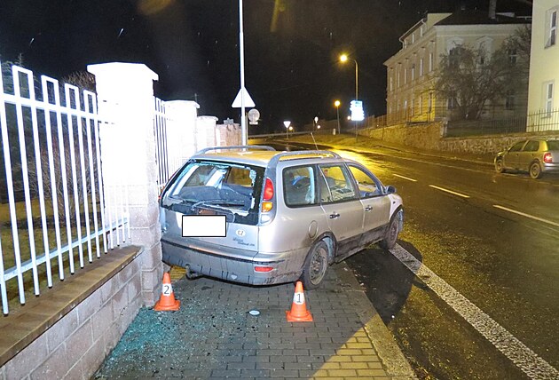 Auto se zlodjem uvnit se rozjelo a narazilo do plotu. Odneslo to sklo.