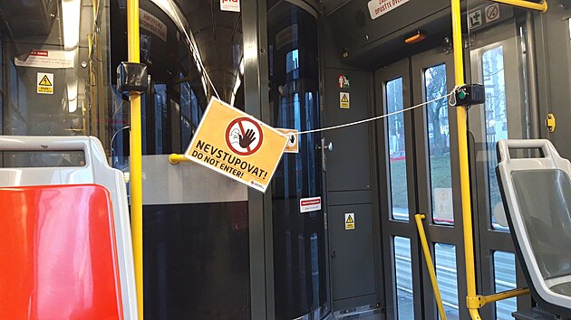 <p>Kvůli COVID-19 se nesmí používat v tramvajích opět přední dveře.</p>