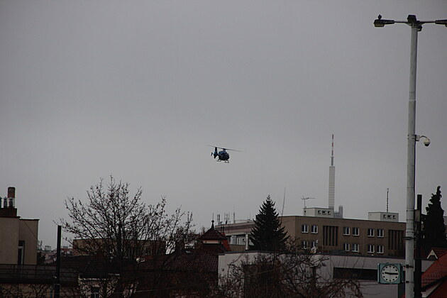 <p> Dnes přistála ve
Vinohradské  nemocnici Letecká záchranná služba Praha.  Jednalo se o
helikoptéru typu Eurocopter EC-135, kterou  provozuje  Letecká služba
Policie České republiky. Tento stroj je v pohotovosti 24 hodin denně na
Letišti Václava Hav
