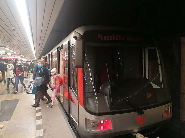 <p>Z důvodu pádu osoby ve stanici metra Vyšehrad je obousměrně porušen provoz na úseku Pražského povstání - Florenc, nasazena byla náhradní autobusová doprava XC, linka 6 je z centra od zast. Pod Karlovem odkloněna přes Náměstí bratří Synků - Pražského po