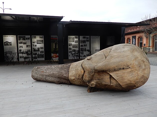 <p>Nově vystavená dřevěná socha je od 27.1. k vidění v Holešovické tržnici. Autor, Jakub Brázda, ji vytvořil jako připomínku na holokaust Romů a Sintů.</p>