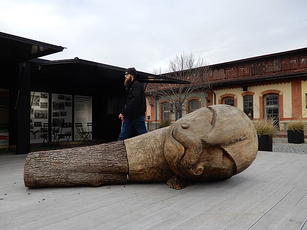 <p>Nově vystavená dřevěná socha s názvem „Hlava Nemtudomky“ je k vidění v Holešovické tržnici. Autor, Jakub Brázda, ji vytvořil jako připomínku na holokaust Romů a Sintů.</p>