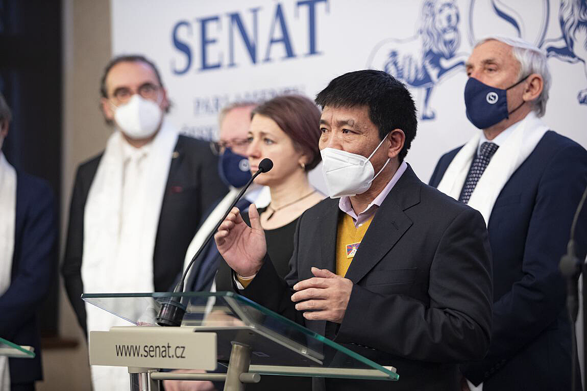 Tibetský re�isér Döndub Wang�hen na tiskové konferenci se zástupci �eského...