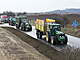 Malá skupinka protestujících zemědělců v traktorech u Oseka na Rokycansku (20....