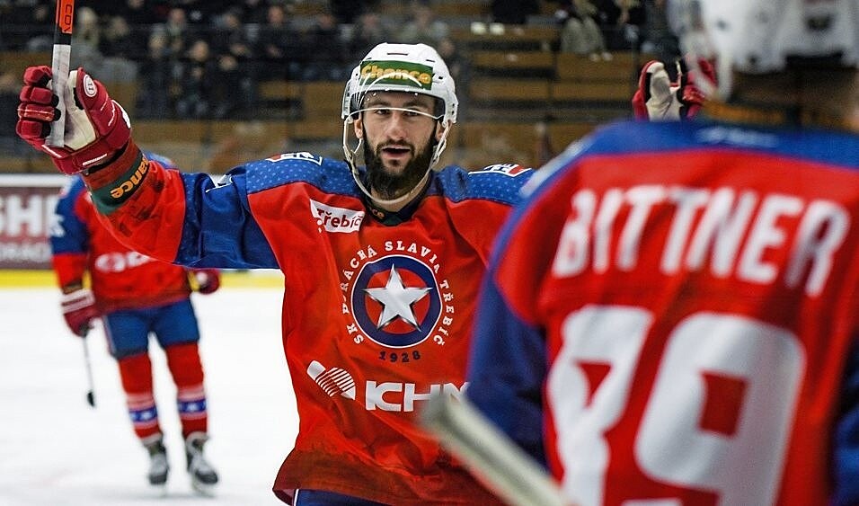 Martin ��oví�ek z T�ebí�e se raduje z gólu.