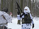 Cviení ukrajinských dobrovolnických jednotek v kyjevském parku (22. ledna 2022)
