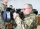 Lvov. Ukrajintí vojáci testují lehké protitankové granátomety NLAW, které...