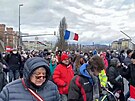 Lidé v Rakousku protestují proti zavedení povinného okování