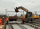 Novou 77 tun v��c� a 66 m dlouh� v�hybka dorazila do Prosenic na 5 vagonech....