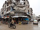 Lidé na ulici v syrském mst Idlíb (12. dubna 2021)