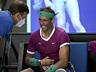 panl Rafael Nadal se nechává oetovat ve tvrtfinále Australian Open.