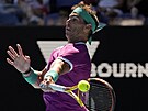 panl Rafael Nadal hraje forhend ve tvrtfinále Australian Open.