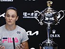 Australanka Ashleigh Bartyová si na tiskovou konferenci pinesla trofej pro...
