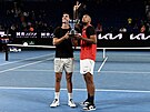 Australtí tenisté Nick Kyrgios (vpravo) a Thanasi Kokkinakis s trofejí pro...