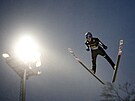 Japonec Rjoju Kobajai bhem závodu Svtového poháru ve skocích na lyích v...