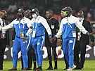 Poadatelé doprovázejí etiopské rozhodí po osmifinálovém utkání Kamerun -...