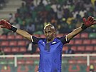 Komorský levý obránce Chaker Alhadhur musel v osmifinále mistrovství Afriky...