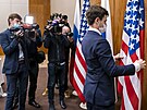 Mu upravuje vlajku Spojených stát ped schzkou ruského ministra zahranií...