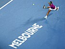 Rafael Nadal returnuje ve tetím kole Australian Open.