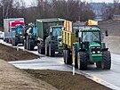 Malá skupinka protestujících zemdlc v traktorech u Oseka na Rokycansku (20....