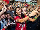 Dánská fotbalistka Nadia Nadimová se fotí s fanouky. (7 srpna 2017)
