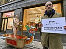 Aktivisté protestovali v Praze proti vyuívání bavlny esané Ujgury (24. ledna...
