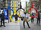 Aktivisté protestovali v Praze proti vyuívání bavlny esané Ujgury. (24. ledna...