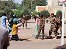 Vojáci v Burkin Faso ve státní televizi oznámili, e sesadili prezidenta zem...