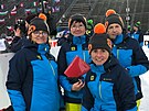 Dagmar Hromdkov (vlevo) mezi rozhodmi pi Svtovm pohru v biatlonu v...