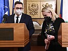Ministryn obrany Jana ernochová (ODS) a ministr zahranií Jan Lipavský...