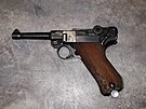 Mezi nalezenými zbranmi byla i samonabíjecí pistoli výrobce Mauser, model P08,...