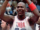 Michael Jordan s trofejí pro nejuitenjího hráe NBA All-Star Game v Chicagu...