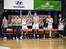 Basketbalisté USK Praha slaví na stídace.