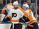 Keith Yandle (3) a Travis Sanheim (6) v dresech Philadelphia Flyers