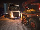 U Zlaté Olenice na Trutnovsku na silnici I/16 jsme pomáhali vyprostit kamion...