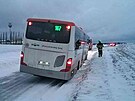 Na silnici mezi obcemi Krásensko a Podomí v pátek ráno uvázl autobus s dvaceti...