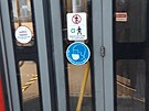 <p>vůli COVID-19 se nesmí používat v tramvajích opět přední dveře.</p>