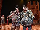 Alan Novotn� (vlevo) jako Rampeln�k a Ale� Slanina jako vlk v muzik�lu Sn�hurka...