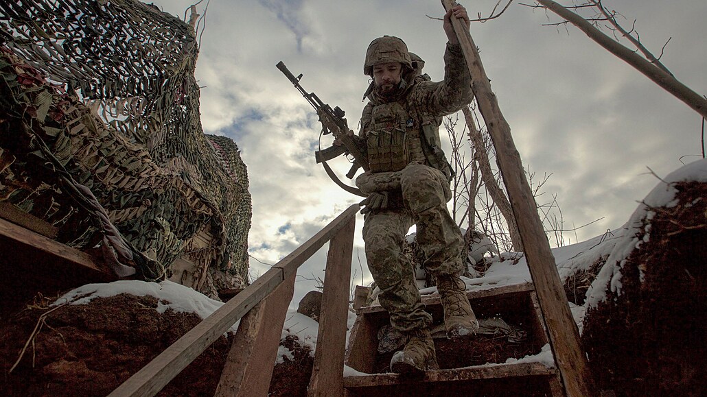 Ukrajinský voják v zákopech nedaleko msta Horlivka (20. ledna 2022)