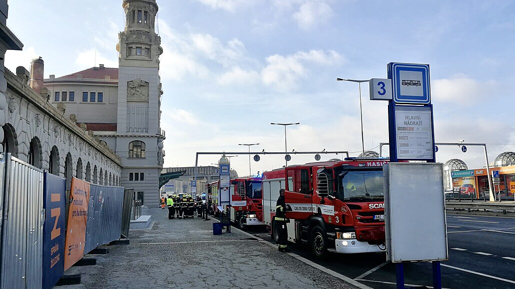 Policie kvli podezení na výbuné zaízení uzavela stanici Hlavní nádraí v...